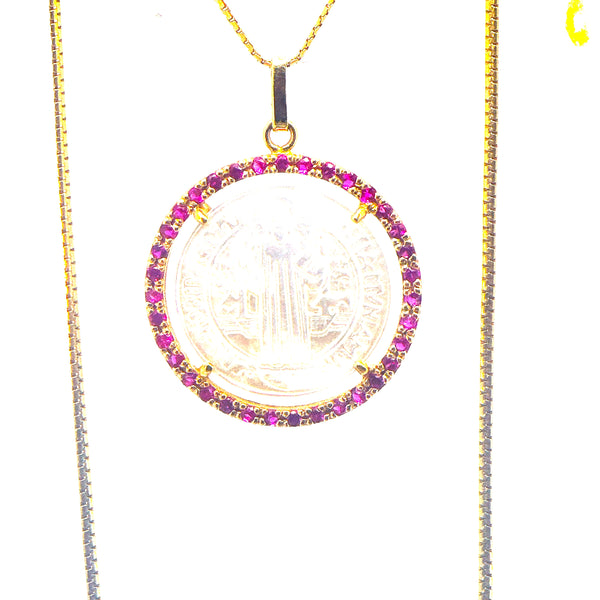 Dije San Benito nácar con rubíes.