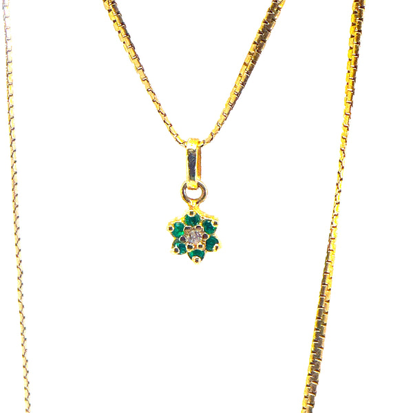 Dije flor esmeraldas y diamante central.