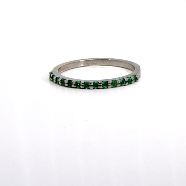 Cintillo esmeraldas oro blanco.